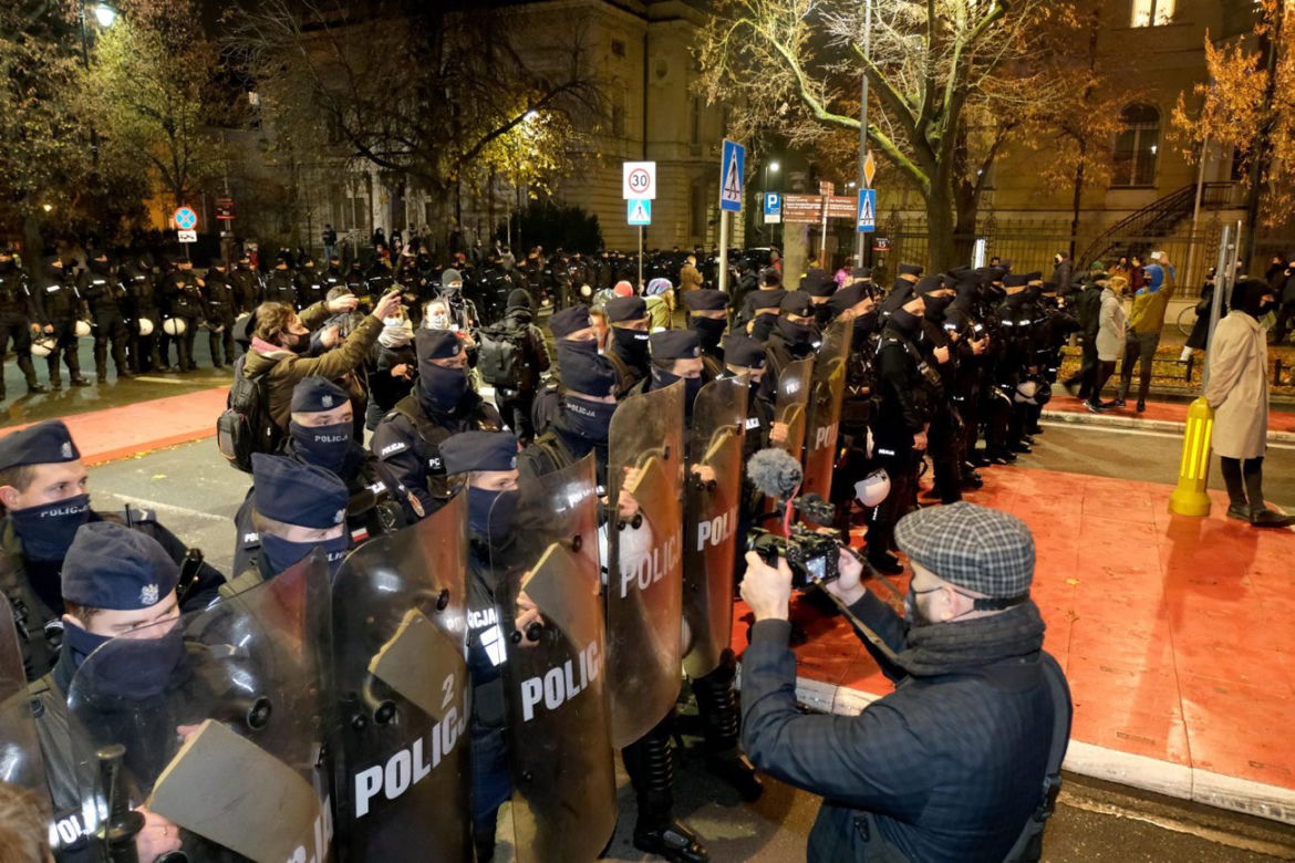 Pałki i gaz na ulicach