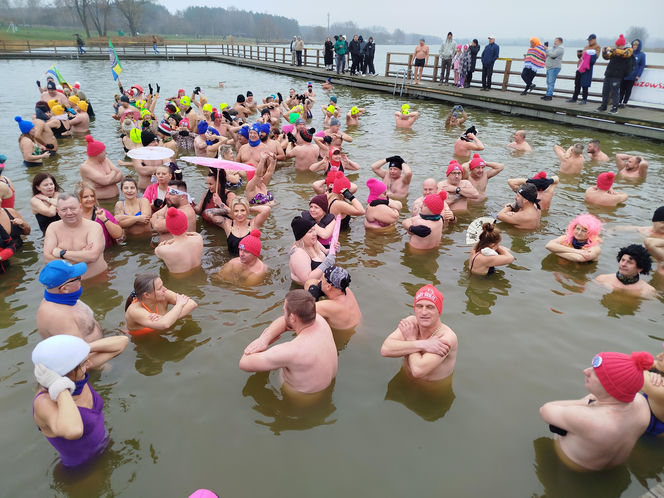 Mazowieckie Morsy otworzyły sezon morsowania 2025/2026 nad zalewem w Siedlcach