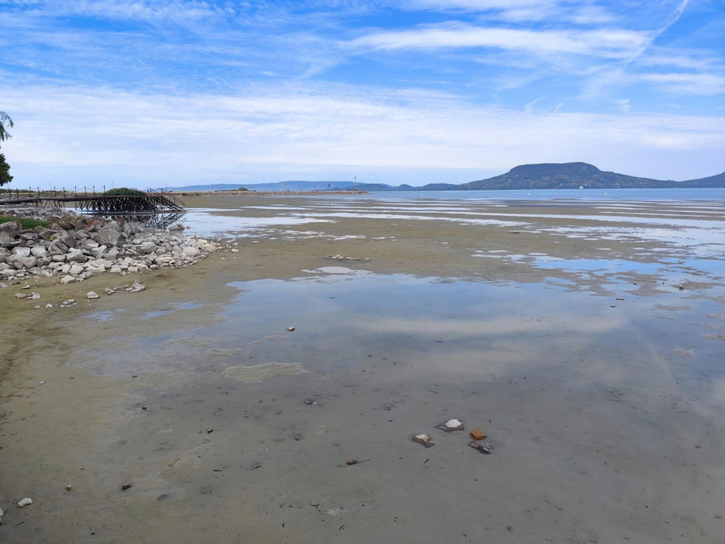 Balaton wysycha i zamienia się w kałużę. Potężne jezioro odsłoniło dno