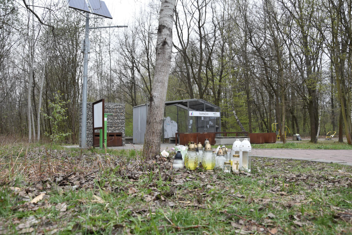 Zabójstwo 16-letniego Szymona w Tarnowie. W miejscu tragedii płoną znicze