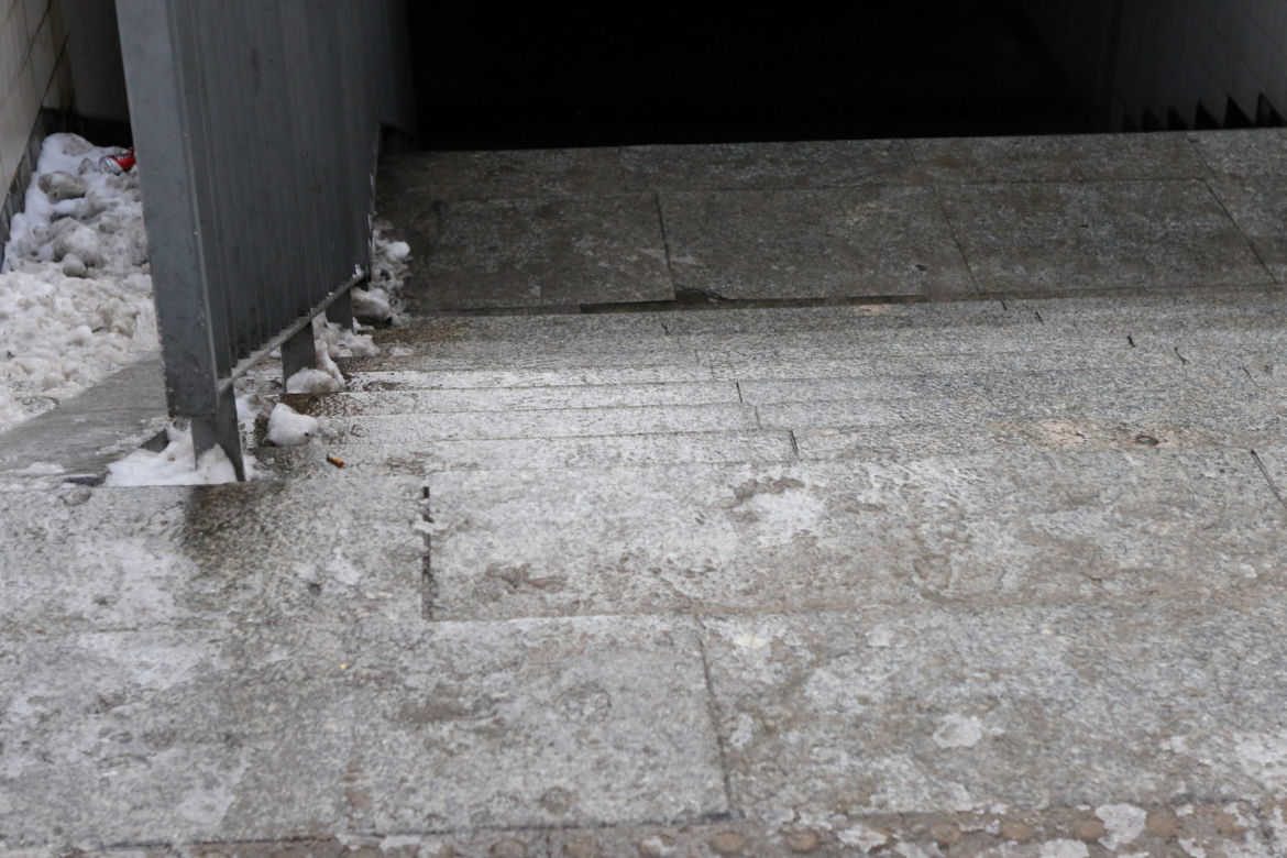 Tu zmarł 38-latek. Poślizgnął się na oblodzonym chodniku i uderzył głową o beton 