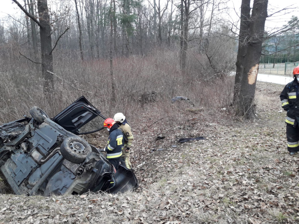 To cud, że kierowca przeżył ten wypadek! KOSZMARNE dachowanie w Starym Sączu