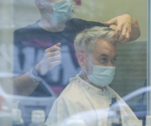 Robert Biedroń u fryzjera