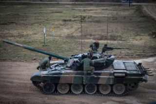 Pancerniacy z Braniewa na poligonie w Orzyszu. Siła ognia czołgów PT-91 Twardy