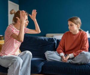 W domu to ty jesteś „złym policjantem”? Tak możesz zaszkodzić dziecku