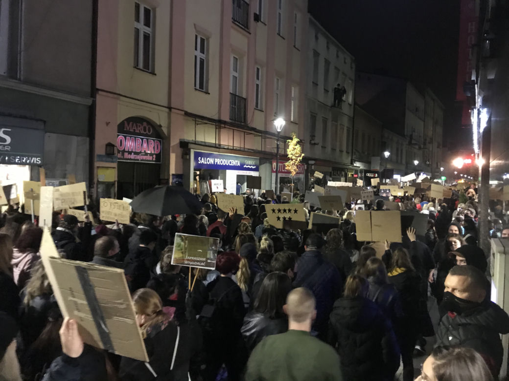 Strajk kobiet w Sosnowcu. Tłumy na ulicach! Wsparcie karetek, medyków i taksówkarzy