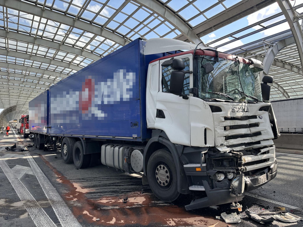  Karambol na S8 w Warszawie. 4 ciężarówki rozbite, jedna osoba zakleszczona