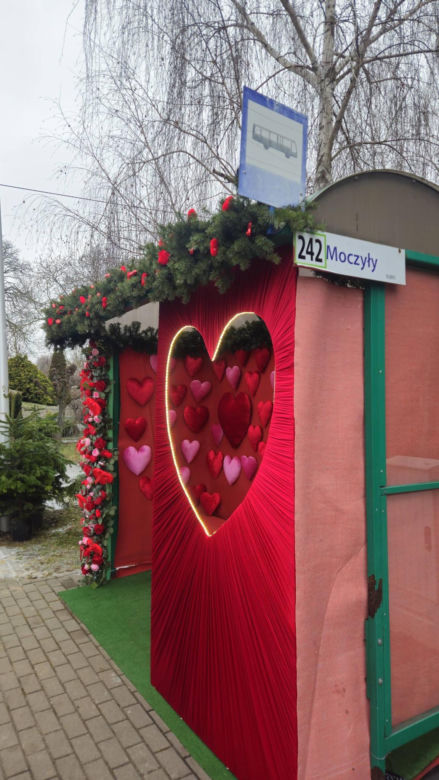 Romantyczny przystanek autobusowy w Moczyłach