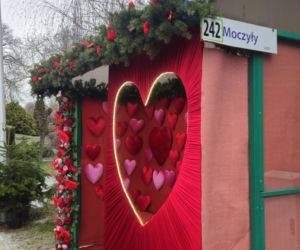 Romantyczny przystanek autobusowy w Moczyłach