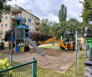 Tafla szkła rozbita w piaskownicy