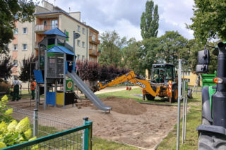 Tafla szkła rozbita w piaskownicy