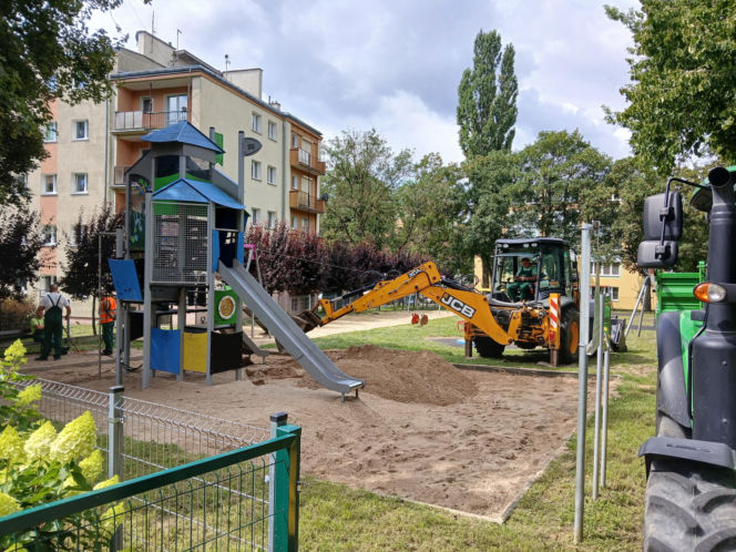 Tafla szkła rozbita w piaskownicy