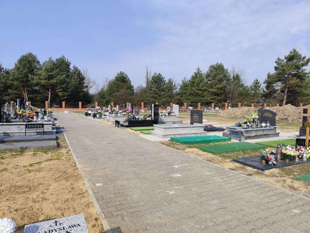 Woda zalewa cmentarz w Bukownie