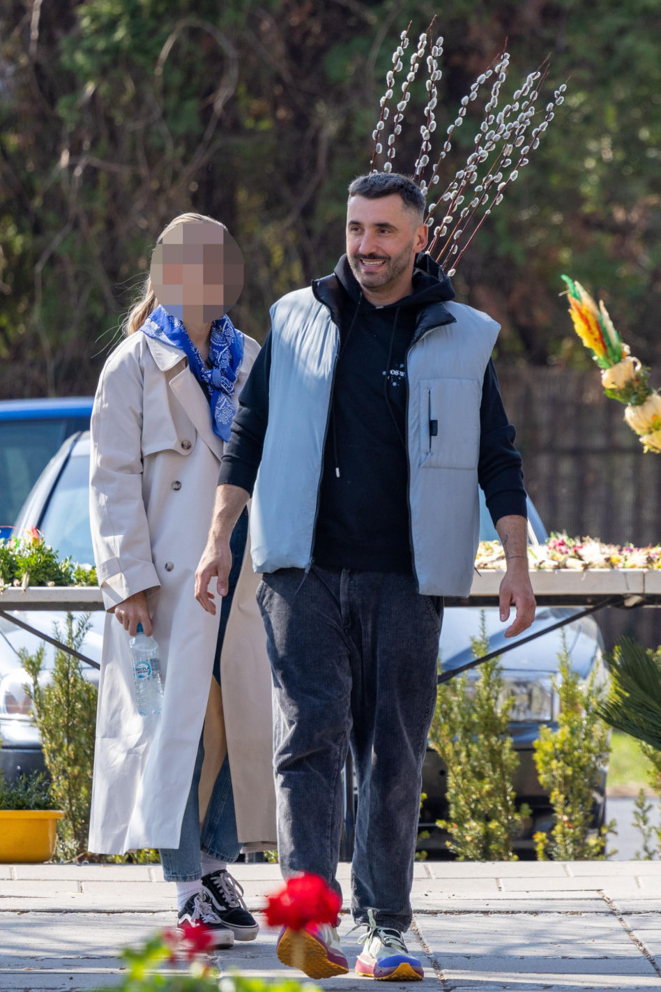Rafał Maserak tańczący z palmami