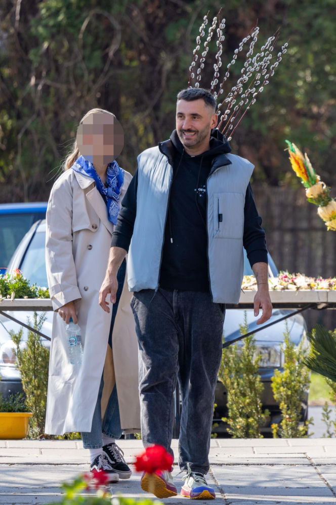 Rafał Maserak tańczący z palmami