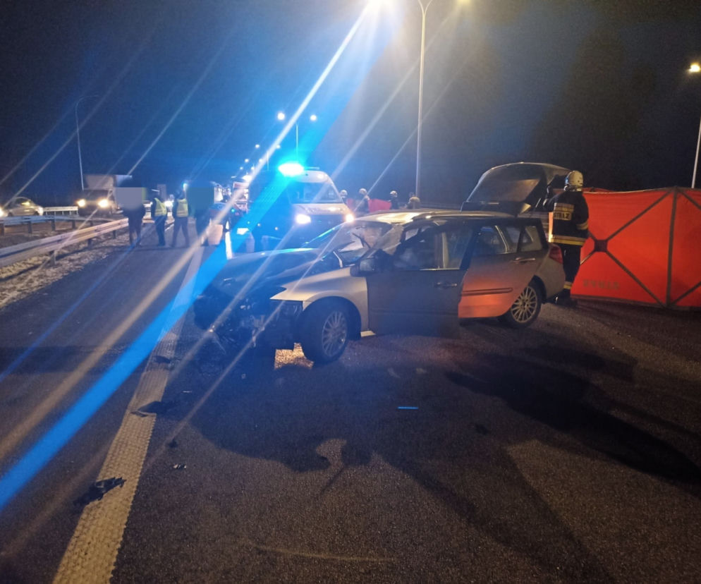 Horror na S8. Para przebiegała przez eskspresówkę, huknął w nie rozpędzony renault. Nie żyją 