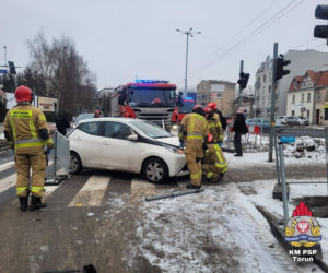 Samochód huknął w autobus MZK. Poważny wypadek w Toruniu