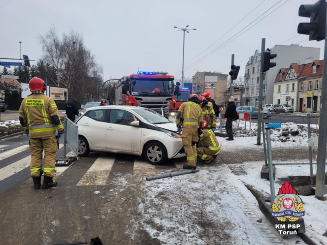 Samochód huknął w autobus MZK. Poważny wypadek w Toruniu