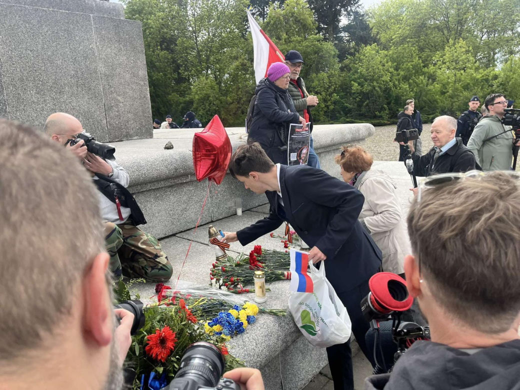 Antywojenny protest na Cmentarzu Żołnierzy Radzieckich w Warszawie