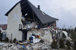 Eksplozja domu w Brzezinkach! Budynek częściowo się zawalił. Są ranni! [GALERIA]