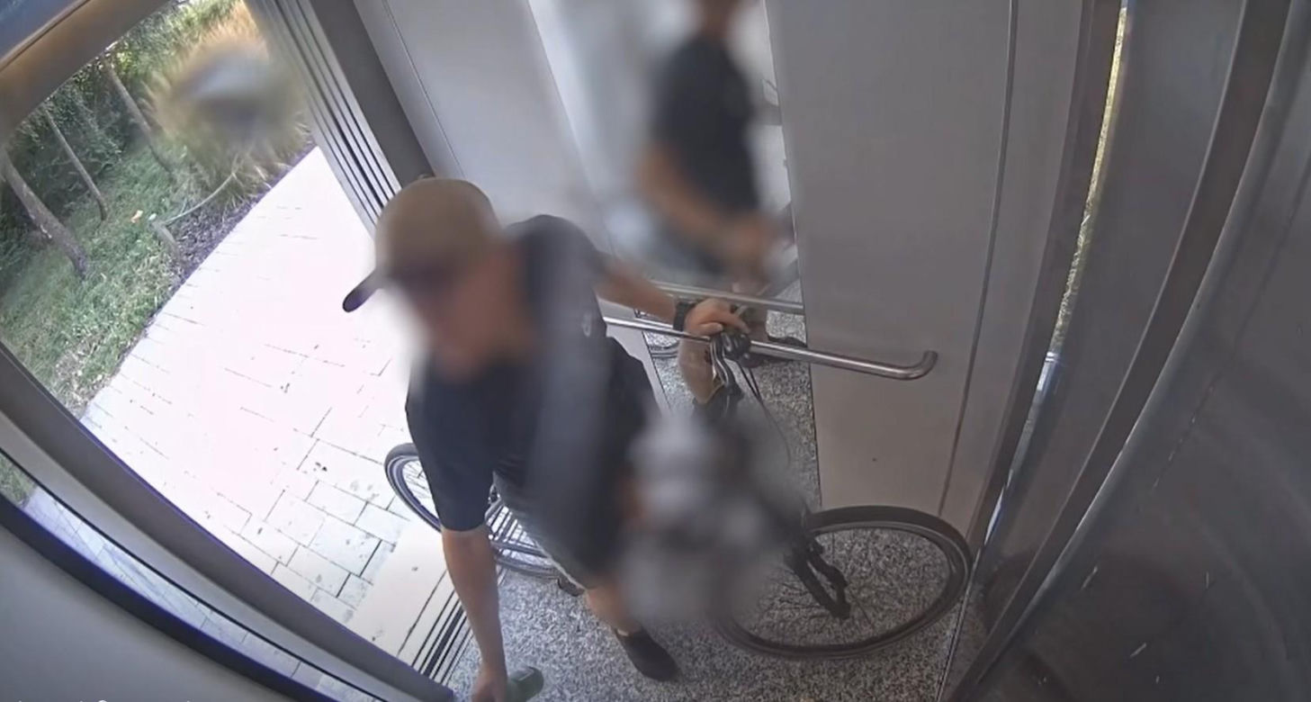 Dźgał nożem w kamerę w windzie! Miasto pokazało szokujące nagrania