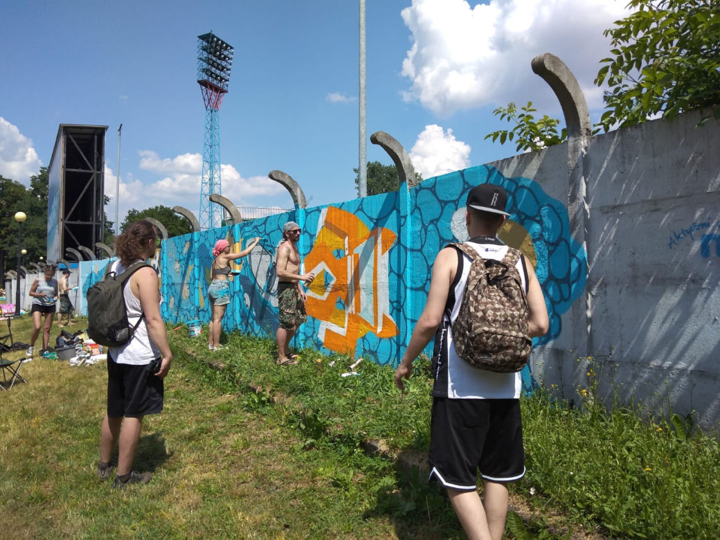 Mural na basenie letnim w Opolu