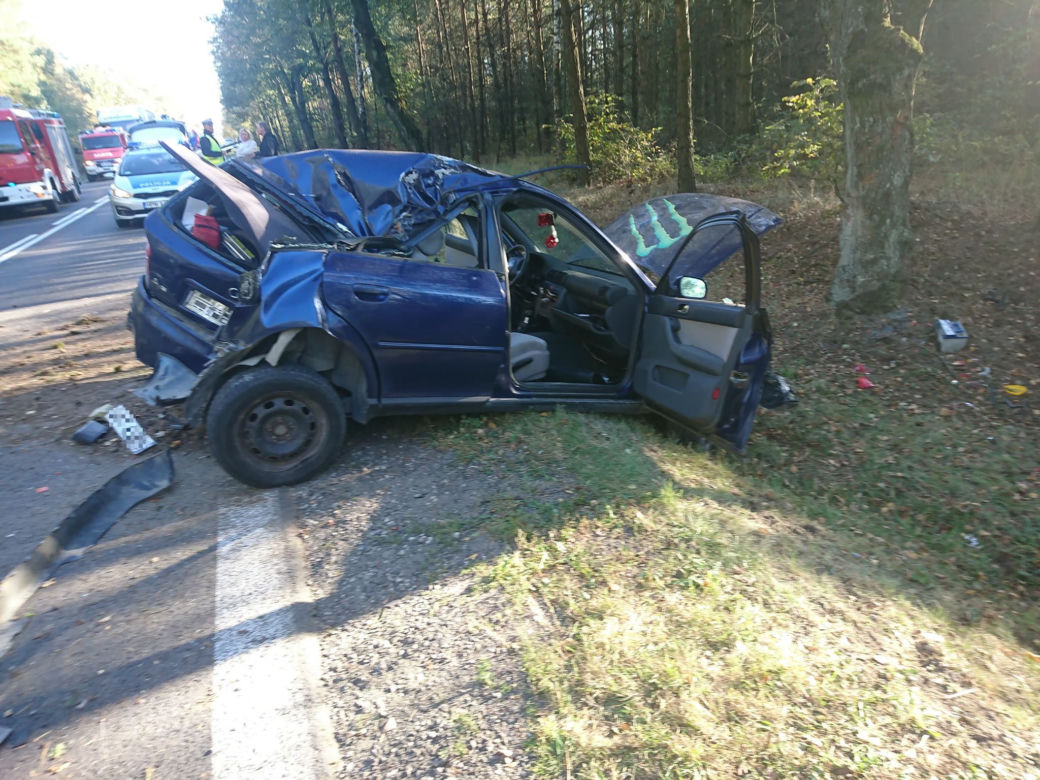 Wypadek na DK 8. Kierowca tyłem auta uderzył w drzewo. Dwie osoby w szpitalu