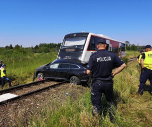 Tragednia pod Lesznem na przejeździe kolejowym. Nie żyje jedna osoba 