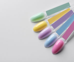 Manicure, o który w salonach kosmetycznych prosi niemal każda kobieta. Pastelowo wakacyjna elegancja na dłoniach. Modne paznokcie 2026