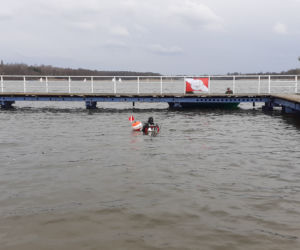 Sprzątali dno Jezioraka Dużego. Zobaczcie jak przebiegało i wyłowione skarby!