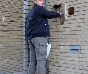 Harcerze pomagają seniorom w codziennych obowiązkach