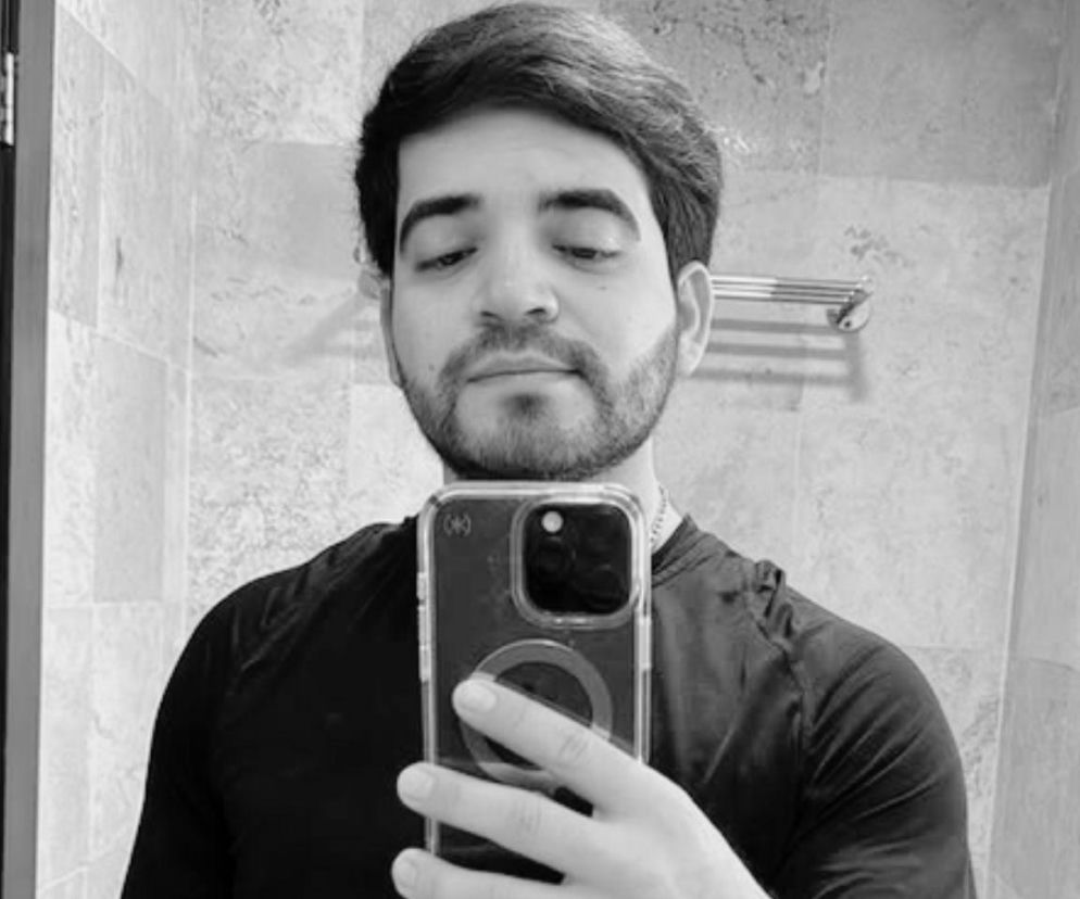 Cesar Gastelum robi selfie telefonem w lustrze. O śmierci influencera w Culiacan przeczytasz w serwisie Eska.