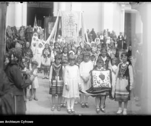 Uroczystość Bożego Ciała w Warszawie celebrowana przez Prymasa Polski kardynała Stefana Wyszyńskiego - 1957 rok