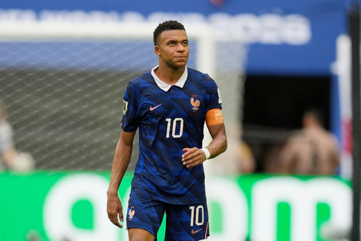 Kylian Mbappe z aktorką Ester Exposito na wakacjach na Sardynii