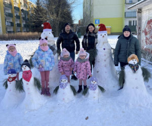 Rodzina bałwanów w Lublinie. Państwo Wrońscy zbudowali zimowy hit osiedla