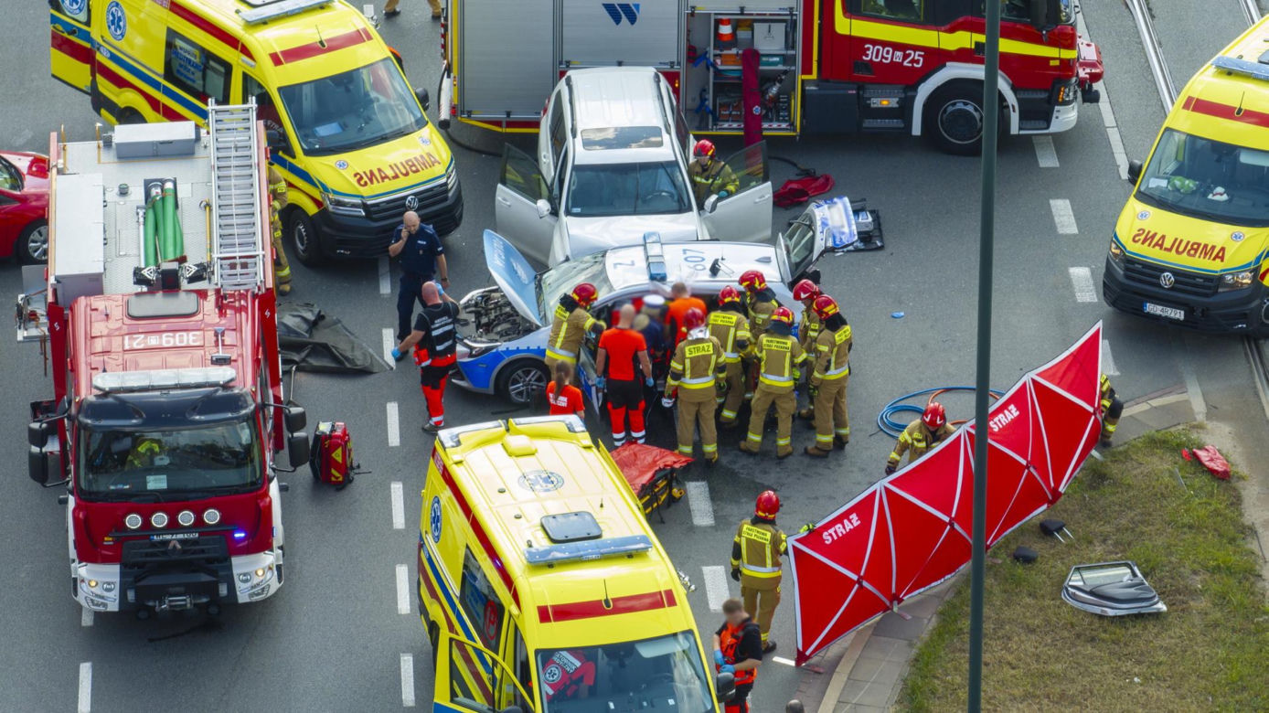 Wypadek radiowozu w Warszawie. Cztery osoby ranne, w tym policjanci