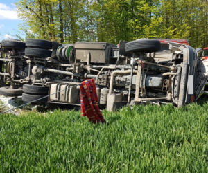 Brzozówka. Wypadek cysterny. Wylał się płyn, kierowca był uwięziony