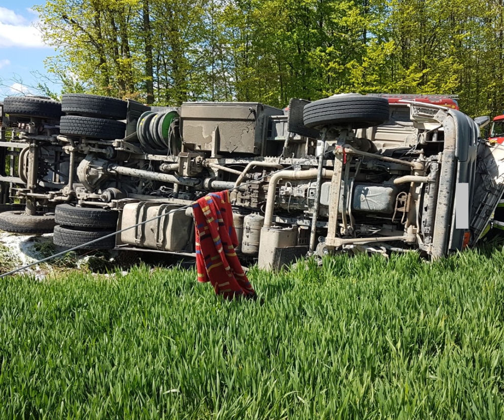 Brzozówka. Wypadek cysterny. Wylał się płyn, kierowca był uwięziony