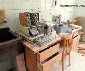Lalka śpiąca w łóżku i urządzenia rehabilitacyjne. Co znajduje się w opuszczonym sanatorium przy polskiej granicy? [ZDJĘCIA]