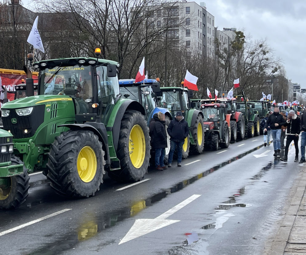 Ponad 100 ciągników jedzie do Warszawy. Rolnicy sparaliżują stolicę