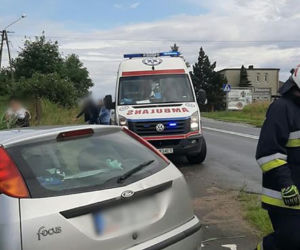 Bus zderzył z się osobówką. Jedna osoba trafiła do szpitala
