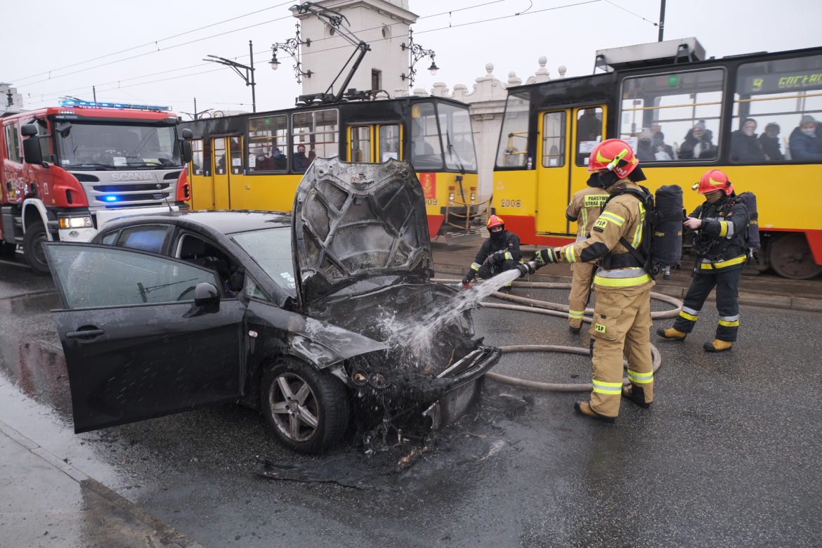 Pożar auta na moście poniatowskiego