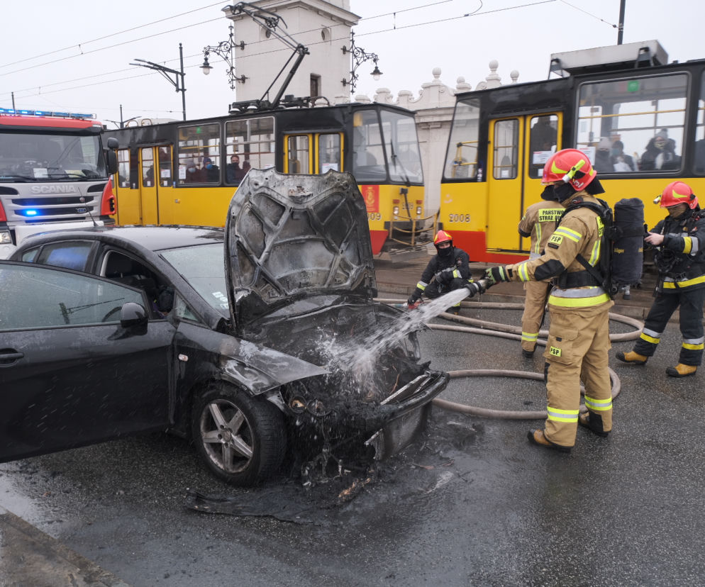 Pożar auta na moście poniatowskiego