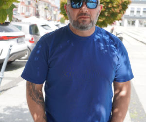 Dostał mandat, bo posprzątał przed blokiem i zadbał o trawnik