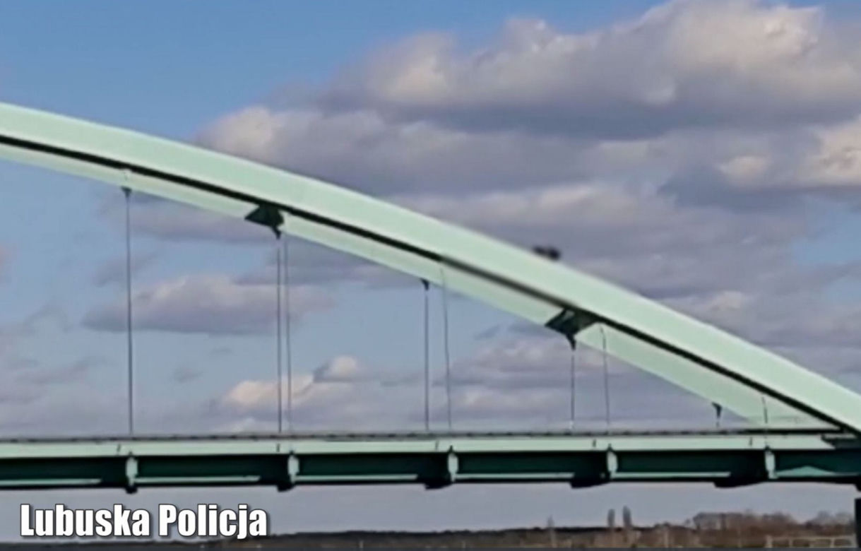 Weszli na przęsło ogromnego wiaduktu w Świebodzinie! Jeden podmuch wiatru mógł doprowadzić do wielkiej tragedii [ZDJĘCIA]