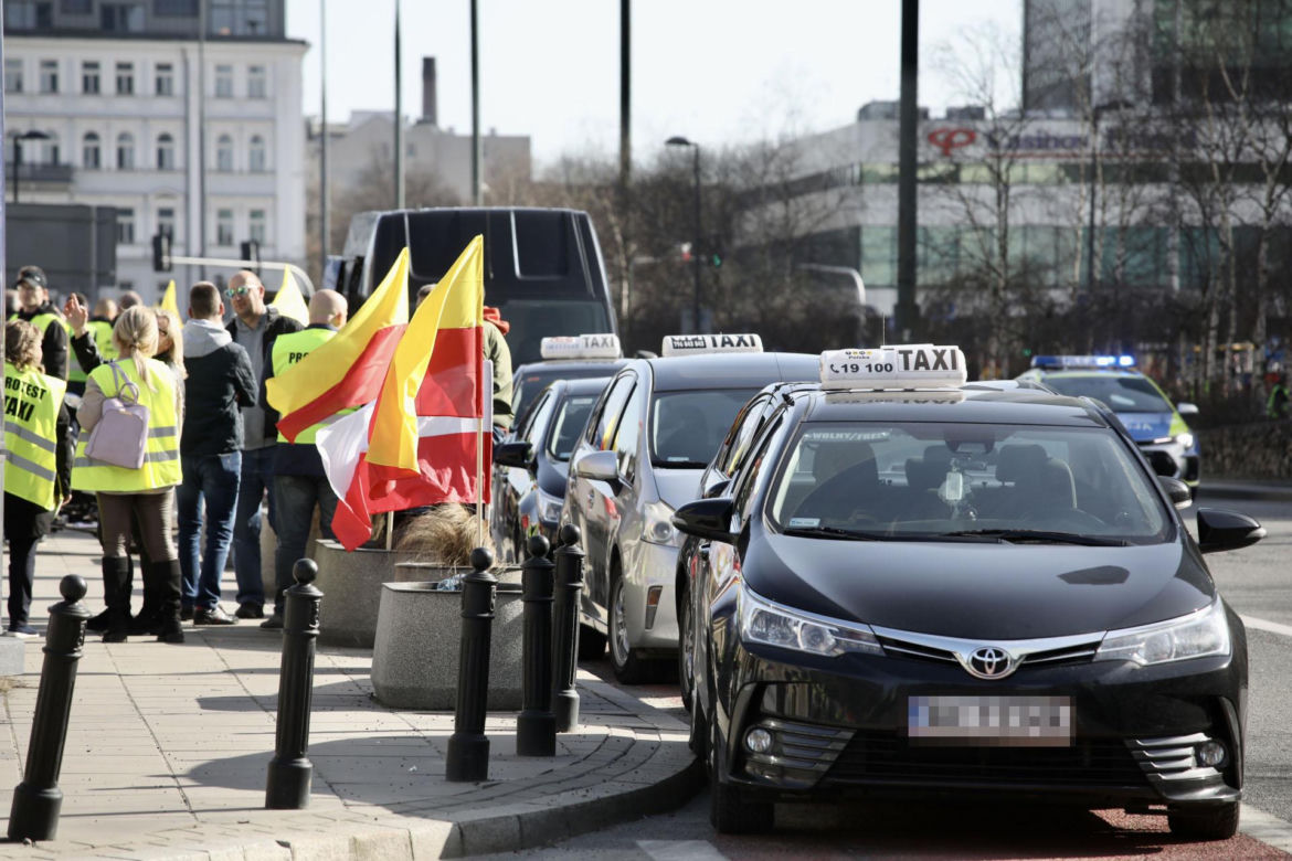 Wielki protest taksówkarzy w centrum Warszawy. Chcą podniesienia stawek!
