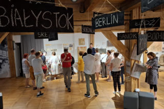 80 lat polskiego Koszalina podczas oprowadzania kuratorskiego w muzeum