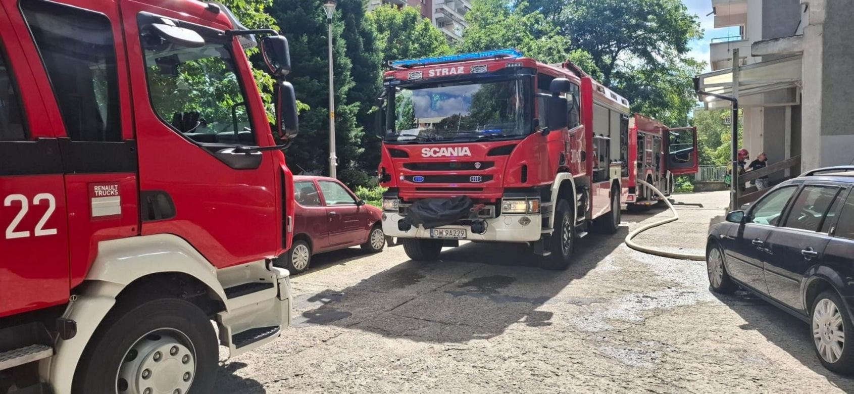 Kobieta zginęła w pożarze w wieżowcu. Udział osób trzecich niewykluczony [ZDJĘCIA]