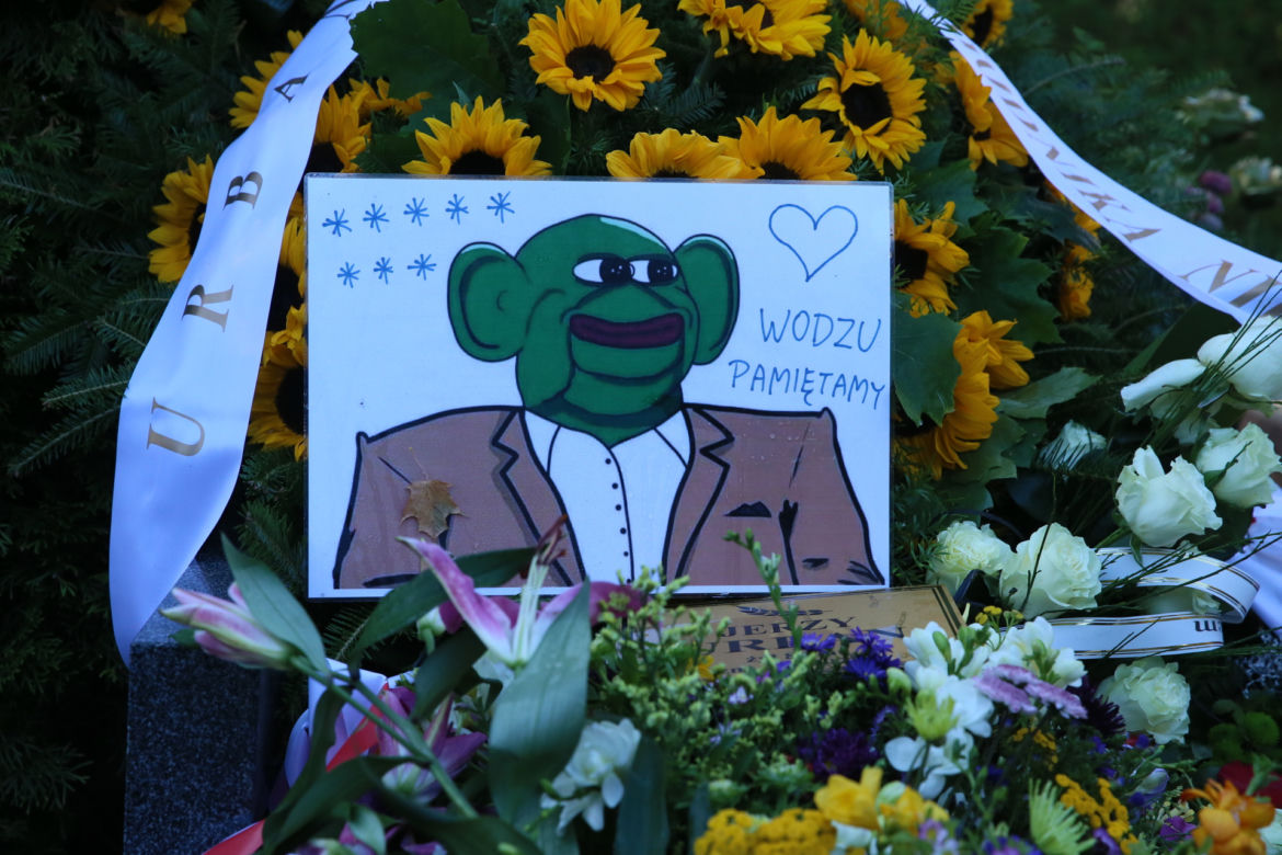 Grób Jerzego Urbana. Dzień po pogrzebie z pomnika zniknęła wódka!