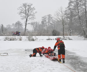 Gdy załamie się lód. Co robić, by uratować siebie lub kogoś, gdy wpadnie do wody?